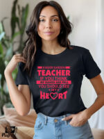 Γυναικείο T-shirt - Kinder Garden Teacher - If you think my hands are full - You should see my heart - Image 2