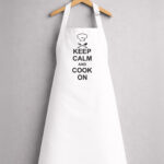 Λευκή Ποδιά Με Στάμπα  - Keep calm and cook on - Σκούφος και εργαλεία κουζίνας