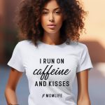 Γυναικείο T-shirt - I Run On Caffeine And Kisses #momlife